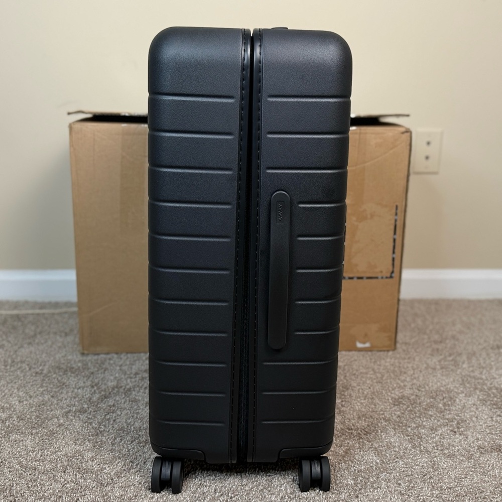 Away Medium Luggage - Picture 4 of 7